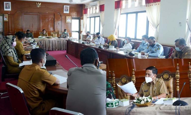 Asisten I Setko Pariaman, Yaminurizal saat memimpin rapat persiapan upacara HUT RI, di ruang rapat wali kota, Senin (9/8). (Dok : Istimewa)