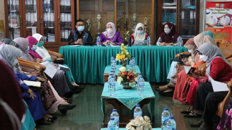 Ketua Tim PKK Pariaman, Lucyanel Genius Umar bersama pengurus menyatakan siak ikuti festival acara Marandang se-Dunia, Kamis (19/8). (Dok : Istimewa)