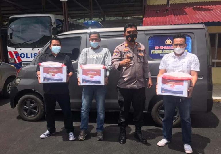 Kasat Binmas Polres Pessel, AKP Gusfriandi saat menyerahkan paket bantuan kepada rekan wartawan di Painan, Kamis siang (5/8). (Dok : Istimewa)