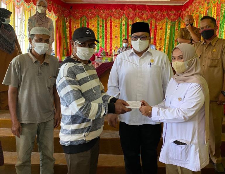 Penyerahan buku tabungan bedah rumah dari aspirasi Andre Rosiade kepada warga penerima manfaat di Nagari Batipuh Baruah, Kecamatan Batipuh, Tanahdatar, Senin (30/8) (Dok : Istimewa)