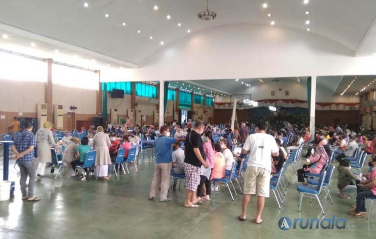 Ratusan warga antusias mengikuti vaksinasi massal yang diadakan HTT Padang, Senin (9/8). (Foto : Derizon)