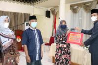 Wali Kota Pariaman Genius Umar, serahkan bantuan BPUM pada pelaku usaha kecil mikro menengah, Kamis (12/8). (Dok : Istimewa)