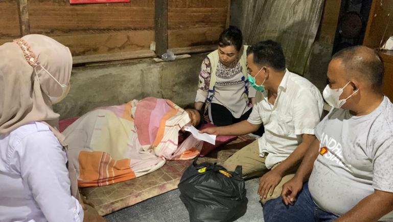 Pengurus Partai Gerindra Sumbar menyerahkan bantuan sembako dan uang tunai dari Anggota DPR RI Andre Rosiade kepada keluarga Nuraini di Kurao, Nanggalo, Padang. (Dok : Istimewa)