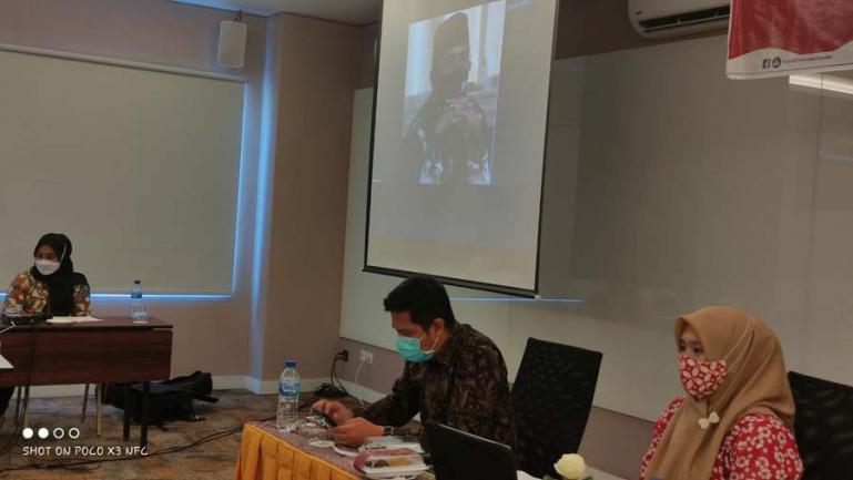 Ketua Bawaslu Sumbar, Surya Efitrimen saat mengikuti bimtek monev KIP-BP 2021 secara dari yang diadakan KI Sumbar, Sabtu (14/8). (Dok : Istimewa)