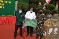 Pangdam I Bukit Barisan, Mayjen TNI Hassanudin serahkan bantuan peralatan oksigen kepada RSUD M Natsir Kota Solok, Rabu (11/8). (Foto : Derizon)