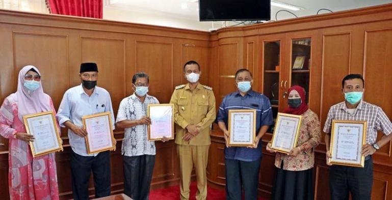 Wali Kota Genius Umar bersama para ASN yang purna tugas di ruang kerjanya, Senin (9/8). (Dok : Istimewa)