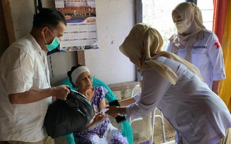 Pengurus DPD Gerindra Sumbar menyerahkan bantuan uang tunai dan sembako dari Andre Rosiade kepada Yusna di Indarung, Lubukkilangan, Padang. (Dok : Istimewa)
