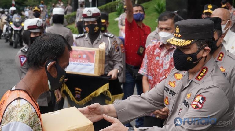 Wakapolri Komjen Pol Gatot Eddy Pramono saat menyerahkan paket bantuan kepada masyarakat terdampak pandemi Covid-19, di Mapolda Sumbar, Rabu (4/8). (Foto : Derizon)