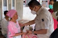 Andre Bagikan Nasi Bungkus untuk Korban Banjir Padang