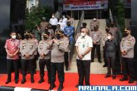 HTT Serahkan Ribuan Paket Sembako melalui Polda Sumbar