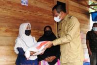 Korban Puting Beliung Desa Pauh Barat Terima Bantuan