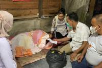 Stroke, Pedagang Lontong Terima Bantuan Andre Rosiade