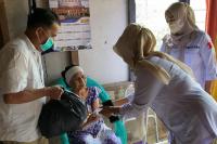 Usai Jalani Operasi Tulang Punggung: Tukang Cuci Lansia Dibantu Andre Rosiade