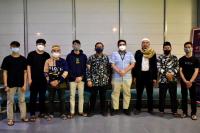 Para santri yang akan dikirim ke Timur Tengah berfoto bersama Ustaz Jel Fathullah dan staf Andre Rosiade usai penyerahan bantuan akomodasi ke Timur Tengah. (Dok : Istimewa)