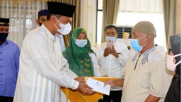 Wali Kota Pariaman, Genius Umar serahkan bantuan kepada salah seorang mustahik yang dibantu Baznas Sumbar, Minggu siang (5/9). (Dok : Istimewa)