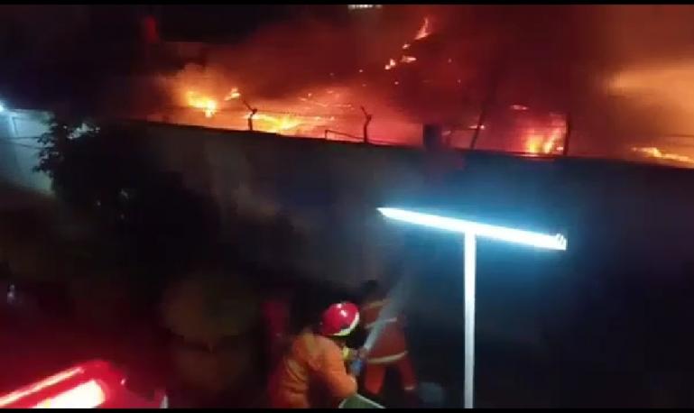 Petugas pemadam kebakaran berusaha memadamkan api pada peristiwa kebakaran di Lapas Kelas I Tangerang pada Rabu dini hari (8/9). (Dok : Istimewa)