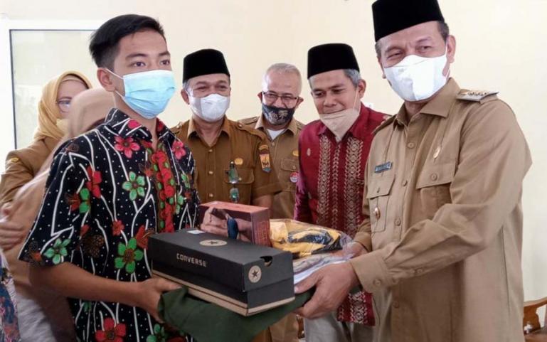 Genius Umar serahkan bantuan bagi anak panti dari dana anggota DPRD Sumbar, Ridwan, Senin (13/9). (Dok : Istimewa)