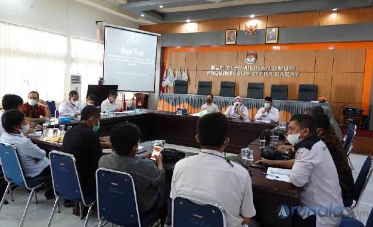 Anggota KPU kabupaten kota saat rakor bersama KPU Sumbar bahas draf PKPU terkait pendaftaran parpol peserta pemilu 2024, di Padang, Kamis (16/9). (Foto : Arzil)