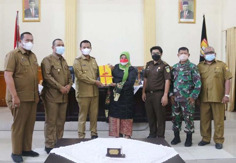 Wali Kota Pariaman, Genius Umar saat serahkan nota keuangan RAPBD-perubahan tahun anggaran 2021, kepada Ketua DPRD Pariaman, Fitri Nora, Senin (20/9). (Dok : Istimewa)