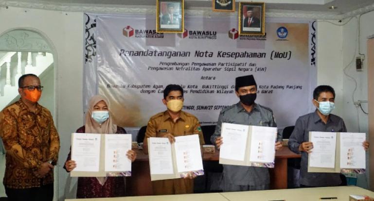 Anggota Bawaslu Sumbar, Vifner menyaksikan penandatanganan MoU tiga Bawaslu daerah dengan Cabdin Pendidikan wilayah 1 Sumbar, di Bukittinggi, Senin (Dok : Istimewa)
