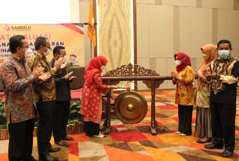 Anggota Bawaslu RI, Ratna Dewi Pettalolo didampingi pimpinan Bawaslu Sumbar dan Karnalis Kamaruddin saat me-launching aplikasi SPASI online di Padang beberapa waktu lalu. (Dok : Istimewa)