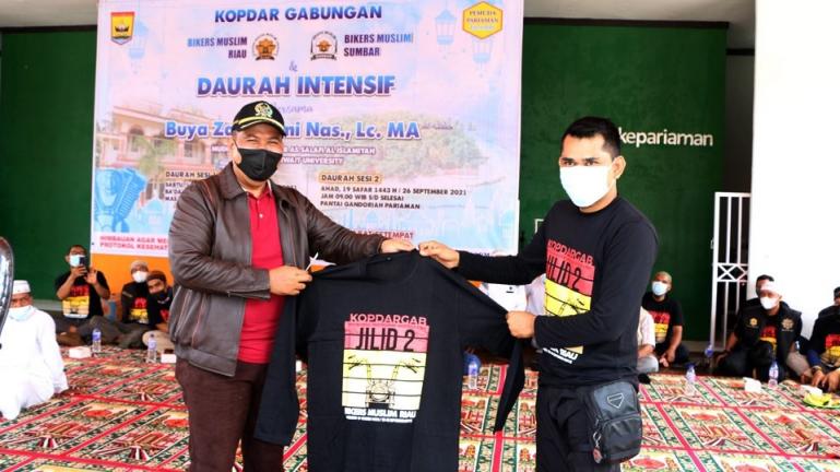 Wakil Wali Kota Pariaman, Mardison Mahyuddin saat terima cendera mata dari salah seorang Bikers Muslim Sumbar- Riau, Minggu (26/9). (Dok : Istimewa)