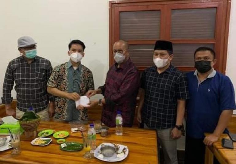Ketua PKPS Sumbar, Sengaja Budi Syukur bersama pengurusnya serahkan penghargaan kepada Refa Rahmaddiansyah, di Painan, Minggu (26/9). (Foto : SNM)