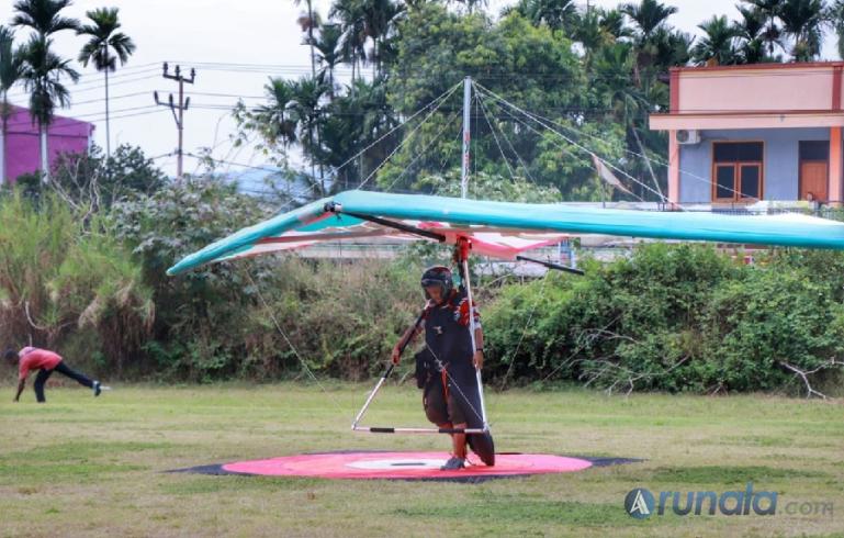 Atlet Gantole Sumbar tengah mengudara dilangit Papua dalam lanjutan PON XX Papua 2021 di Lapangan Terbang Advent Baru, Kabupaten Jayapura, Jumat (24/9). (Foto : Can)