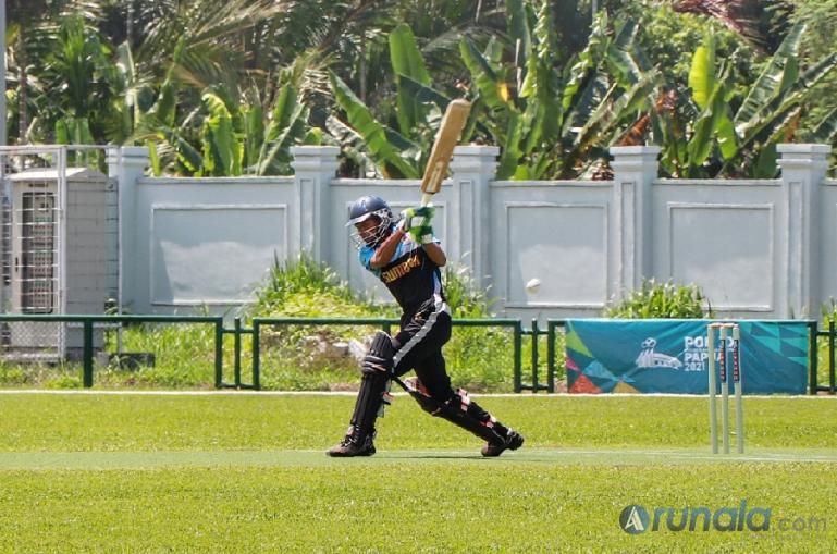 Atlet Cricket Sumatera Barat M Agung Gunawan berhasil sambut bola dari lemparan tim Cricket dari Provinsi Jawa Barat di Lapangan Cricket Doyo Baru, Sabtu (25/9). (Foto : Can)