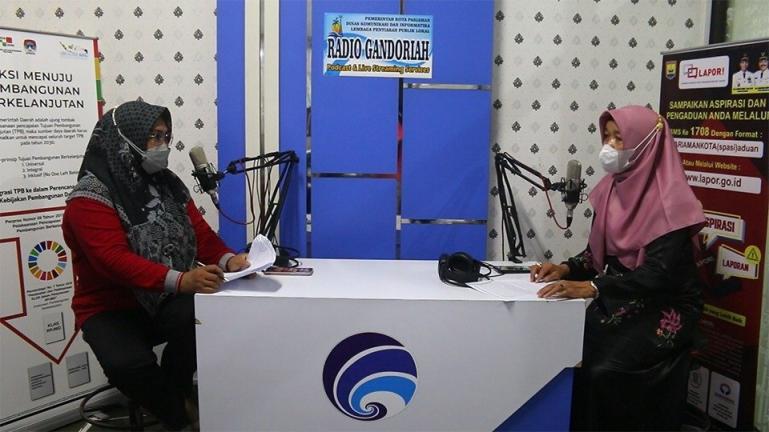 Kadis Kesehatan Kota Pariaman Nazifah, sedang diwawancarai diacara Podcast Gandoriah Diskominfo Kota Pariaman, Jumat (10/9). (Dok : Istimewa)