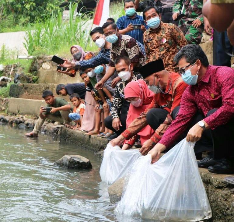 Gubernur Sumbar, Mahyeldi Ansharullah bersama Kadis DKP Sumbar, Desniarti menebar 30.000 ekor bibit ikan garing di Pokmaswas Masjid Nailussaadah Kampung KB Kuraopagang, Kota Padang, Kamis ini (23/9). (Dok : Istimewa)