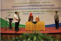Kadis DKP Sumbar, Desniarti tandatangani nota kesepahaman bersama Kepala BP Jamsostek Padang, Tetty Widyantie. (Dok : Istimewa)