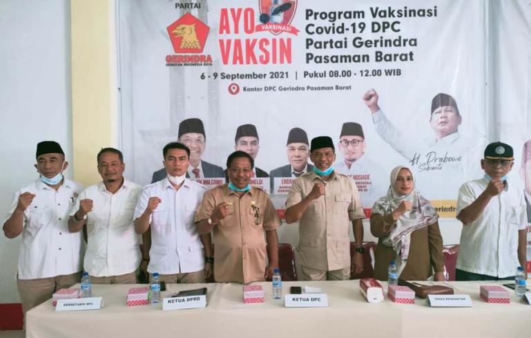 Ketua DPC Gerindra Pasbar Maryanto divaksin Covid-19 di Kantor DPC Gerindra Pasbar, Kamis (9/9). (Dok : Istimewa)