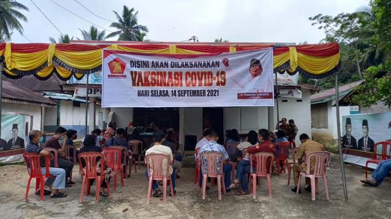 Terlihat sejumlah warga antre ikut vaksinasi massal Covid-19 yang dilaksanakan DPC Gerindra Sijunjung, Selasa (14/9) kemarin. (Dok : Istimewa)