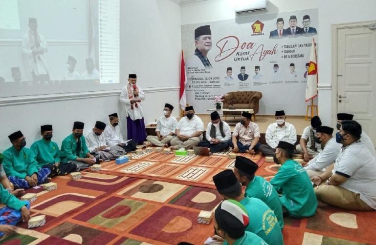 Pelaksanaan tausyiah dan doa bersama untuk Nasrul Abit di Kantor DPD Partai Gerindra Sumbar, Minggu (12/9) malam. (Dok : Istimewa)
