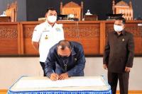 Ketua DPRD Pariyanto bersama Bupati Sutan Riska Tuanku tanda tangani berita acara pengesah perubahan APBD 2021, disaksikan dan wakil ketua DPRD Adi Gunawan, Selasa (7/9). (Dok : Istimewa)