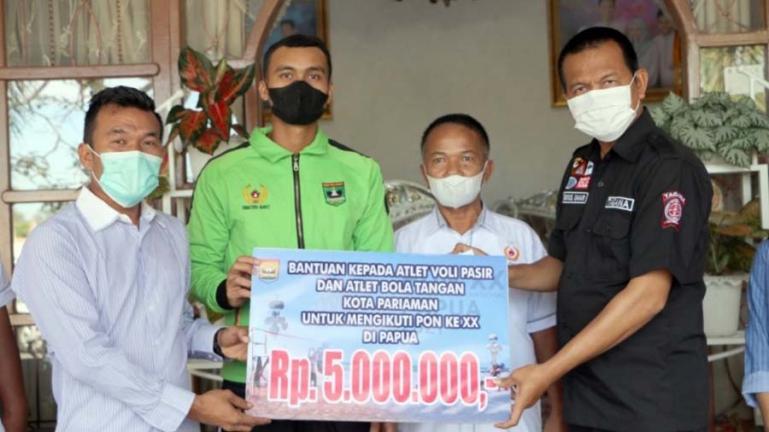 Genius Umar saat serahkan bantuan kepada altet Kota Pariaman yang memperkuat kontingen Sumbar untuk PON ke-XX di Papua, Rabu (15/9). (Dok : Istimewa)