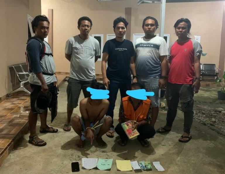 Tim Opsnal Sat Reskrim Polres Pesisir Selatan (Pessel) setelah menangkap dua pelaku judi togel online di Kecamatan Linggo Sari Baganti, Selasa (14/9). (Dok : Istimewa)