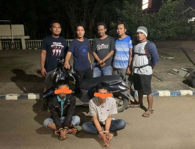 Dua pelaku pencurian dengan barang bukti satu unit motor usai ditangkap Tim Opsnal Macan Kumbang Polres Pessel, Kamis malam (9/9) kemarin. (Dok : Istimewa)