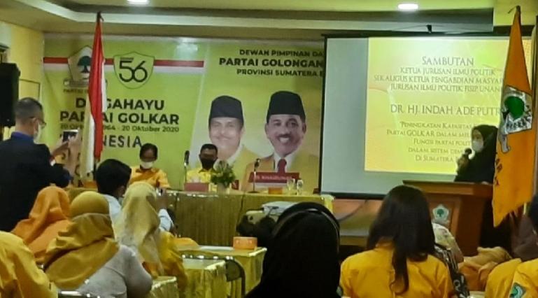 Ketua Jurusan Ilmu Politik Unand, Indah Adi Putri berikan pemahaman demokrasi pada kader DPD Golkar Sumbar, Minggu (26/9). (Dok : Istimewa)