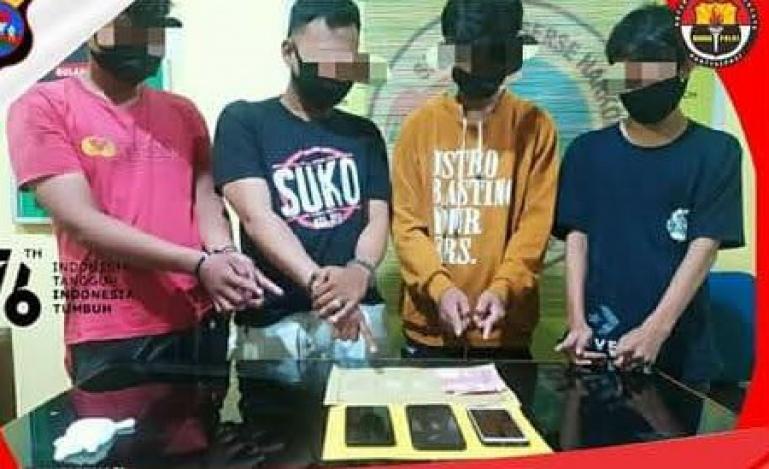 Empat pelaku sabu dengan barang buktinya di Mapolres Pessel, Kamis (30/9). (Dok : Istimewa)