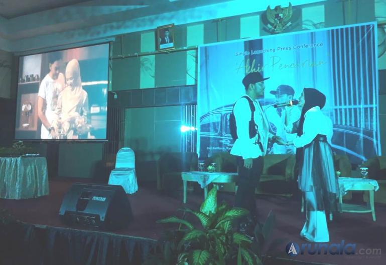 Fikoh bersama suami Fomalhaut Zamel saat Peluncuran Single Terbaru 'Akhir Pencarian' di Hotel Pangeran Beach, Minggu (19/9). (Foto : Fajril)