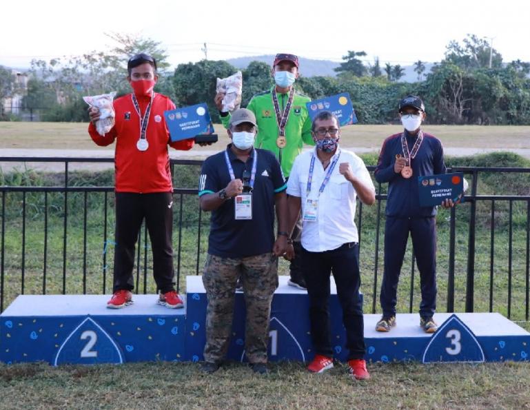 Dansat Brimob Polda Sumbar, Kombes Pol Joni Afrizal Syarifudin dan CDM Kontingen Sumbar, BM Satria Dwi Putra menyerahkan medali Gantole pada PON XX Papua 2021 di Lapangan Advent Doyo Baru, Rabu (29/9). (Dok : Humas KONI Sumbar)