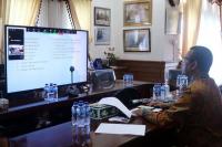 Melalui monitor dihadapannya, Wako Genius Umar berikan pemaparan pada peserta webinar yang diadakan Unisbar Pariaman, Kamis siang (9/9). (Dok : Istimewa)