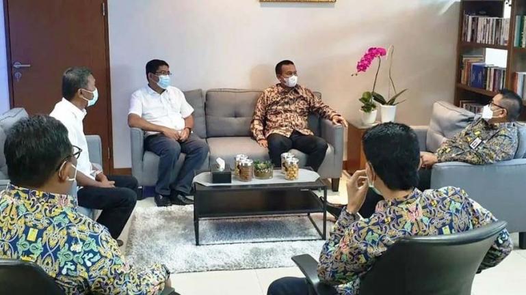 Wali Kota Genius dan rombongan saat dialog dengan salah satu direktur di Kementerian PUPR, di Jakarta, Rabu (22/9). (Dok : Istimewa)