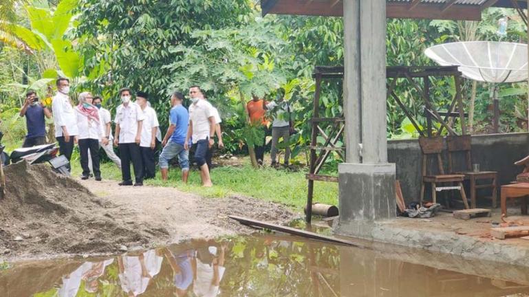 Genius Umar bersama Kepala Dinas Sosial, M Rum dan lainnya tinjau lokasi banjir di KJA, Rabu (8/9) sore. (Dok : Istimewa)