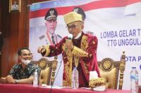 Syafri Handri alias Ipen saat memaparkan alat pengering serba guna tenaga surya hasil temuannya dalam final lomba TTG Nasional secara vitual di aula Balaikota Pariaman, Kamis siang (9/9). (Dok : Istimewa)