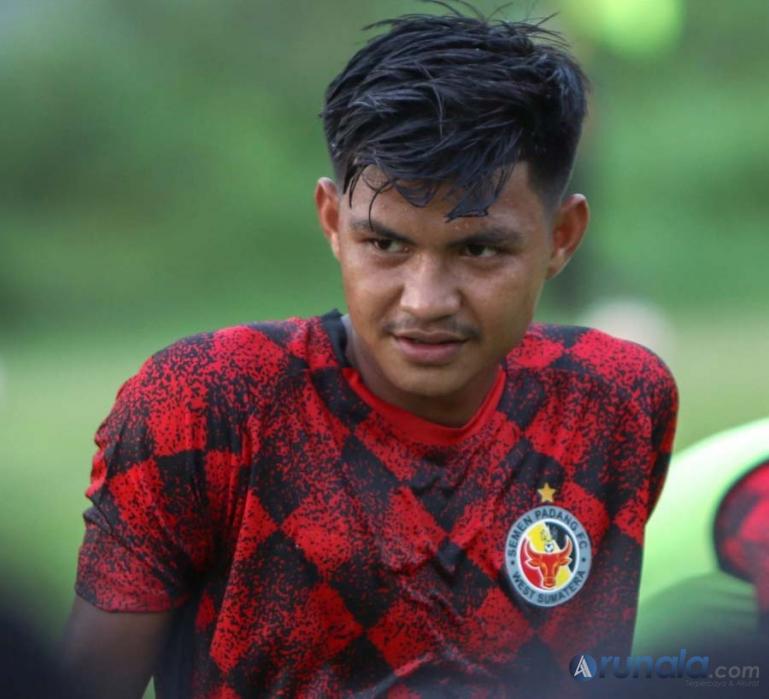 Pemain muda Semen Padang FC, Genta Alparedo dipanggil Shin Tae Yong mengikuti Training Camp Timnas senior Indonesia. (Foto : Can)