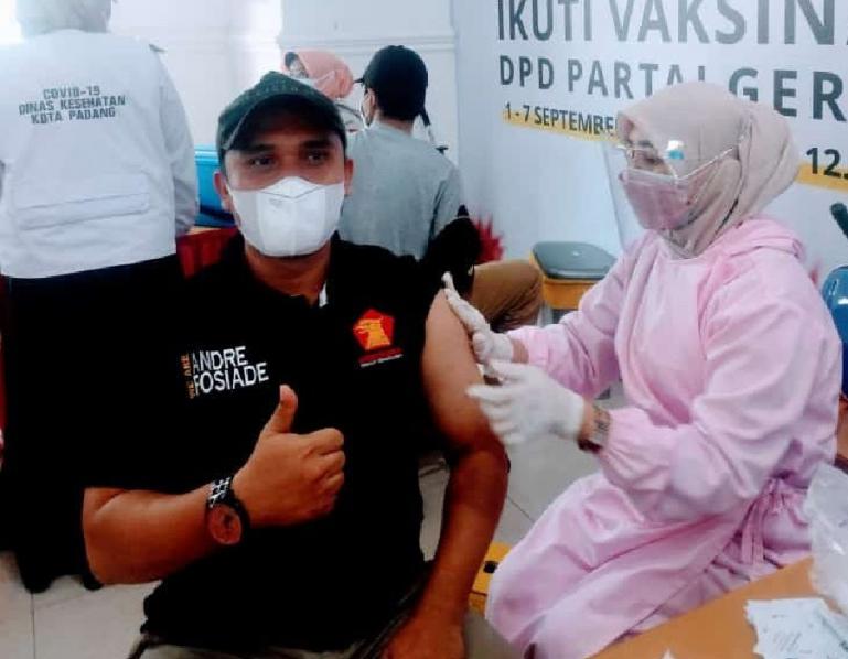 Salah seorang peserta yang ikut vaksinasi Covid-19 massal yang diselenggarakan DPD Partai Gerindra Sumbar, Rabu siang (1/9). (Dok : Istimewa)