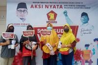 Para peserta berfoto di depan spot foto usai mendapatkan vaksinasi Covid-19 pada pelaksanaan pertama 1-8 September lalu di DPD Gerindra Sumbar. (Dok : Istimewa)